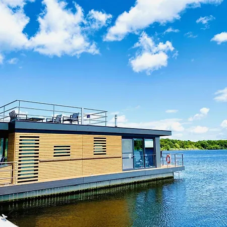 別荘 Floating House