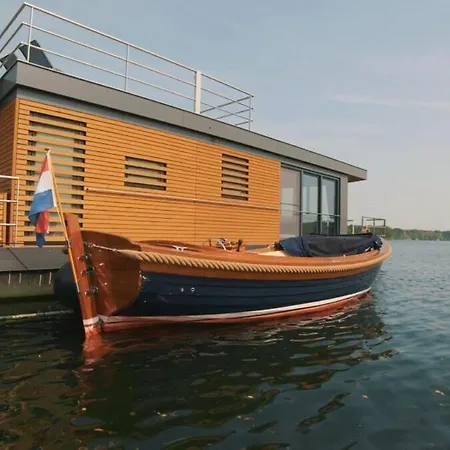 別荘 Floating House *
