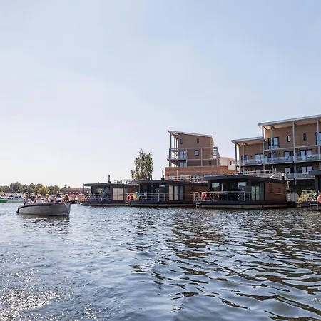 Floating House * Well